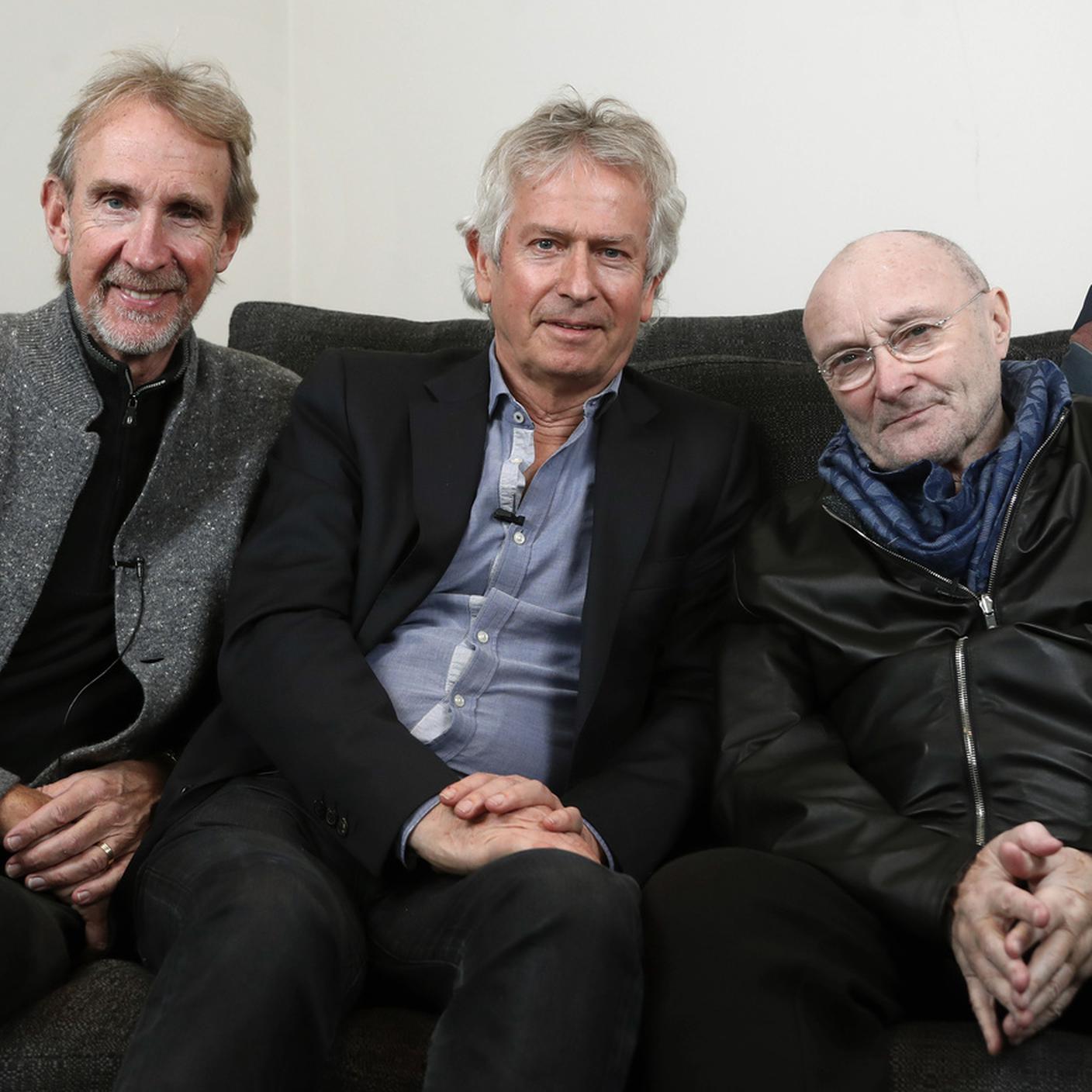 I membri della band della Genesis da sinistra, Mike Rutherford, Tony Banks e Phil Collins, posano per una foto, durante un'intervista con l'Associated Press a Londra, mercoledì 4 marzo 2020. La band si riunirà per il loro primo tour in 13 anni.