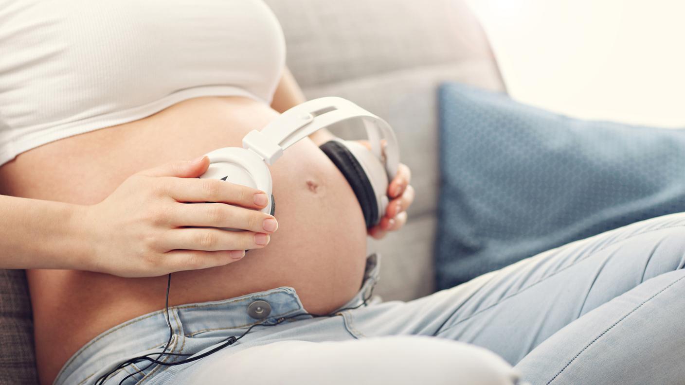 iStock-Polonia, incinta, musica, bambino, cuffie