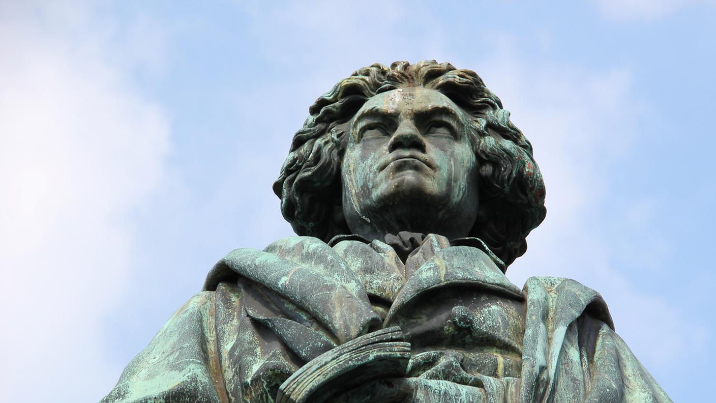 iStock-Ludwig van Beethoven, Statua, Direttore d'orchestra, Ambientazione esterna, Bonn
