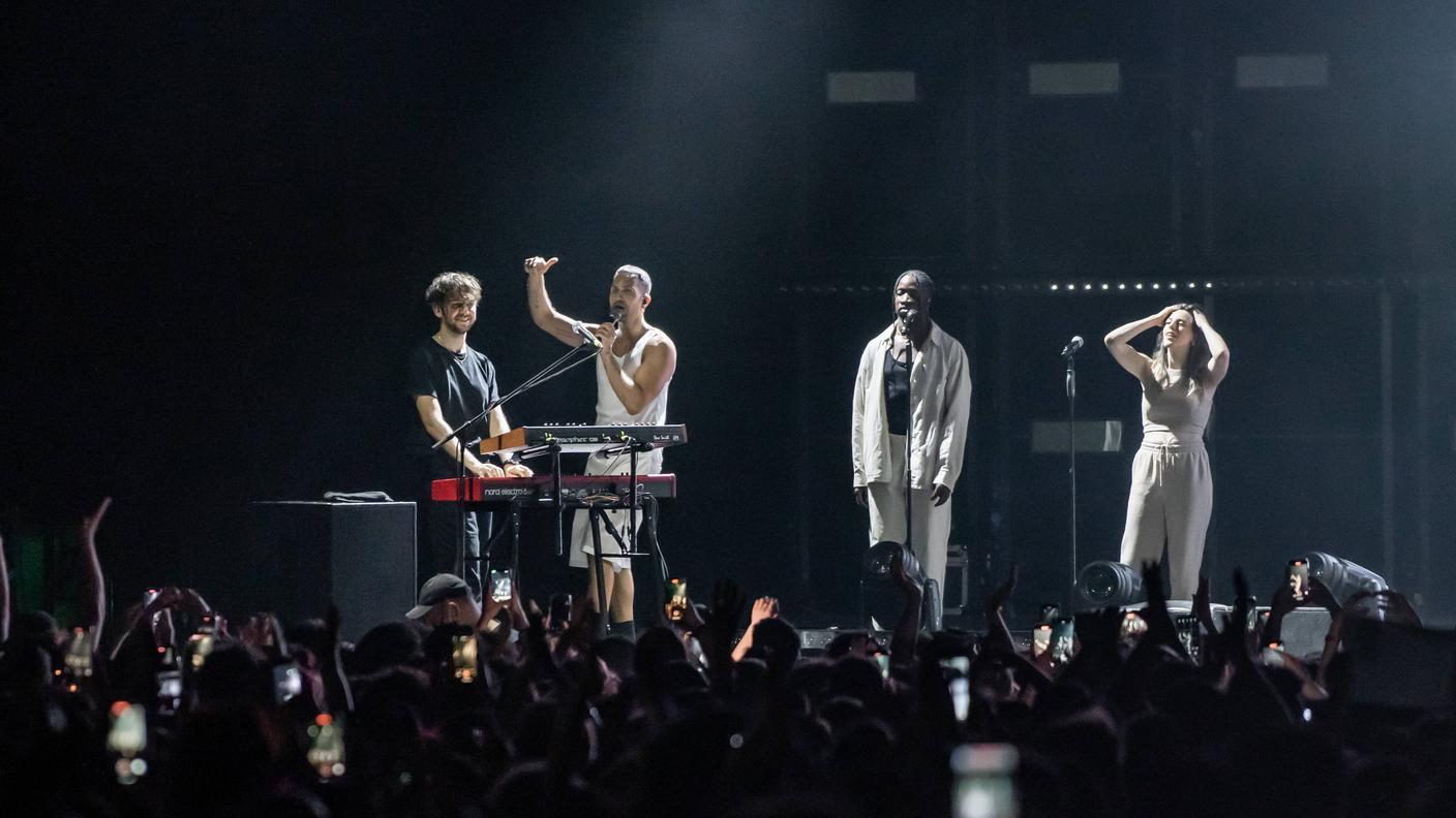 Mahmood con i suoi coristi