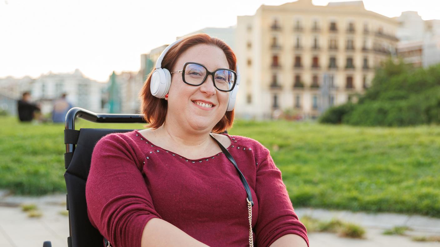 Donna con disabilità che ascolta musica