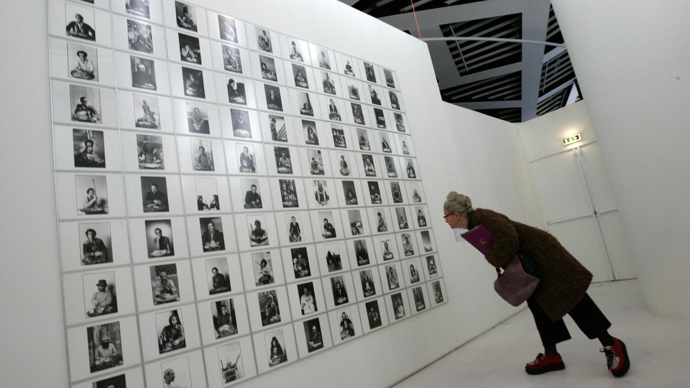 Un visitatore guarda le fotografie "You Turned the Tables on Me You" di Roberto Masotti nell'ambito della mostra The Century of Jazz al museo Quai Branly