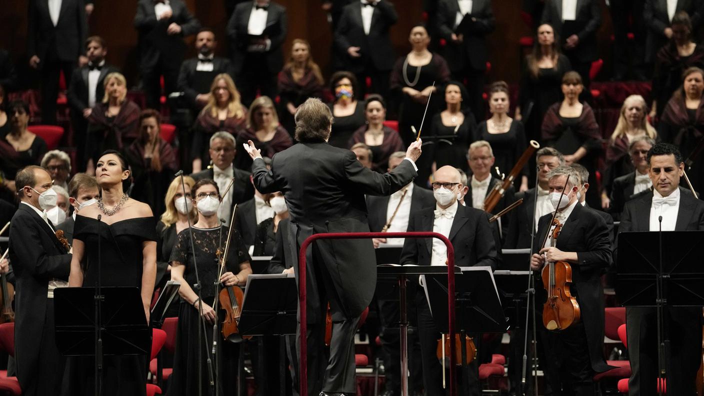Il Direttore d'Orchestra italiano Riccardo Chailly dirige alla Scala