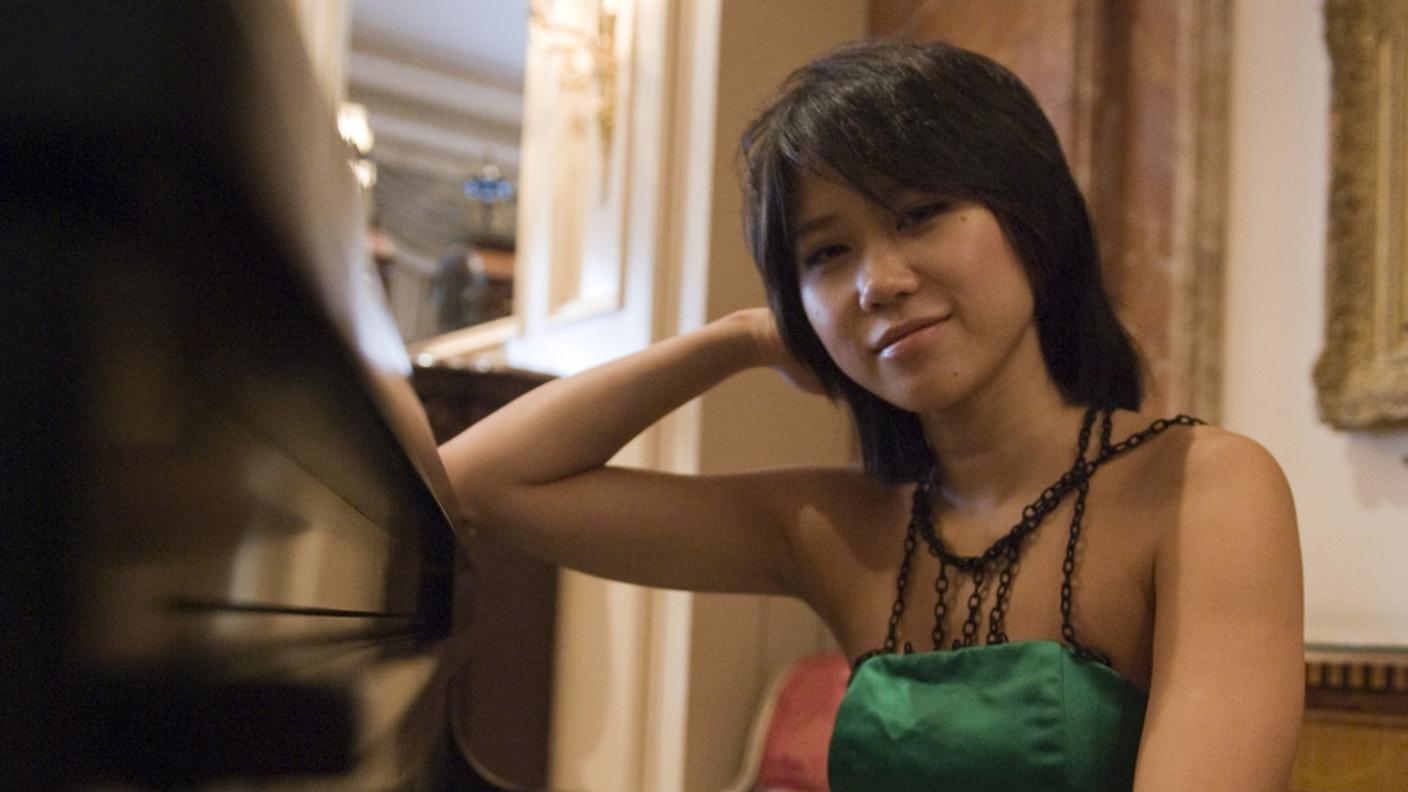 La pianista Yuja Wang posa al pianoforte in un hotel a Berlino