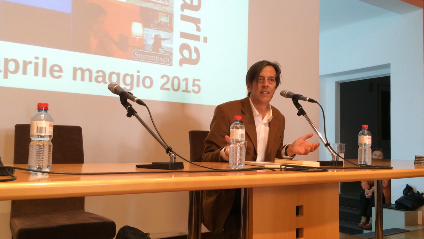 Pedro Lenz nel foyer del cinema teatro di Chiasso