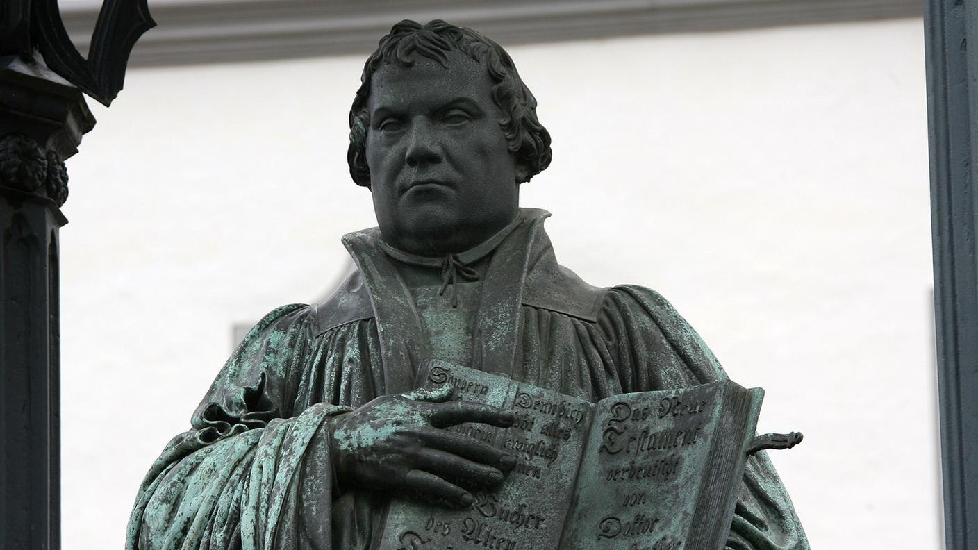 La statua in bronzo di Martin Lutero nella piazza del mercato di Wittenberg