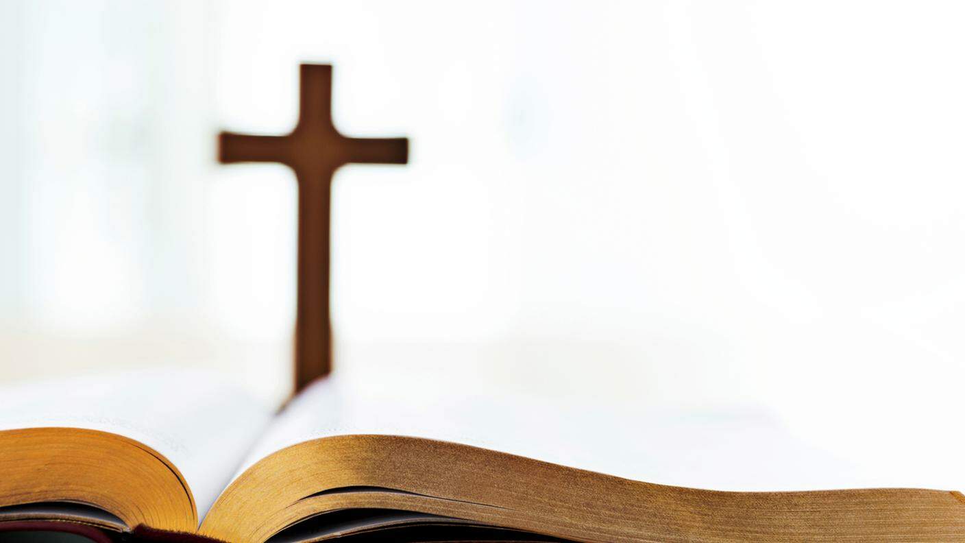iStock-Bibbia, Croce, Pasqua, Crocifisso, Libro di preghiera