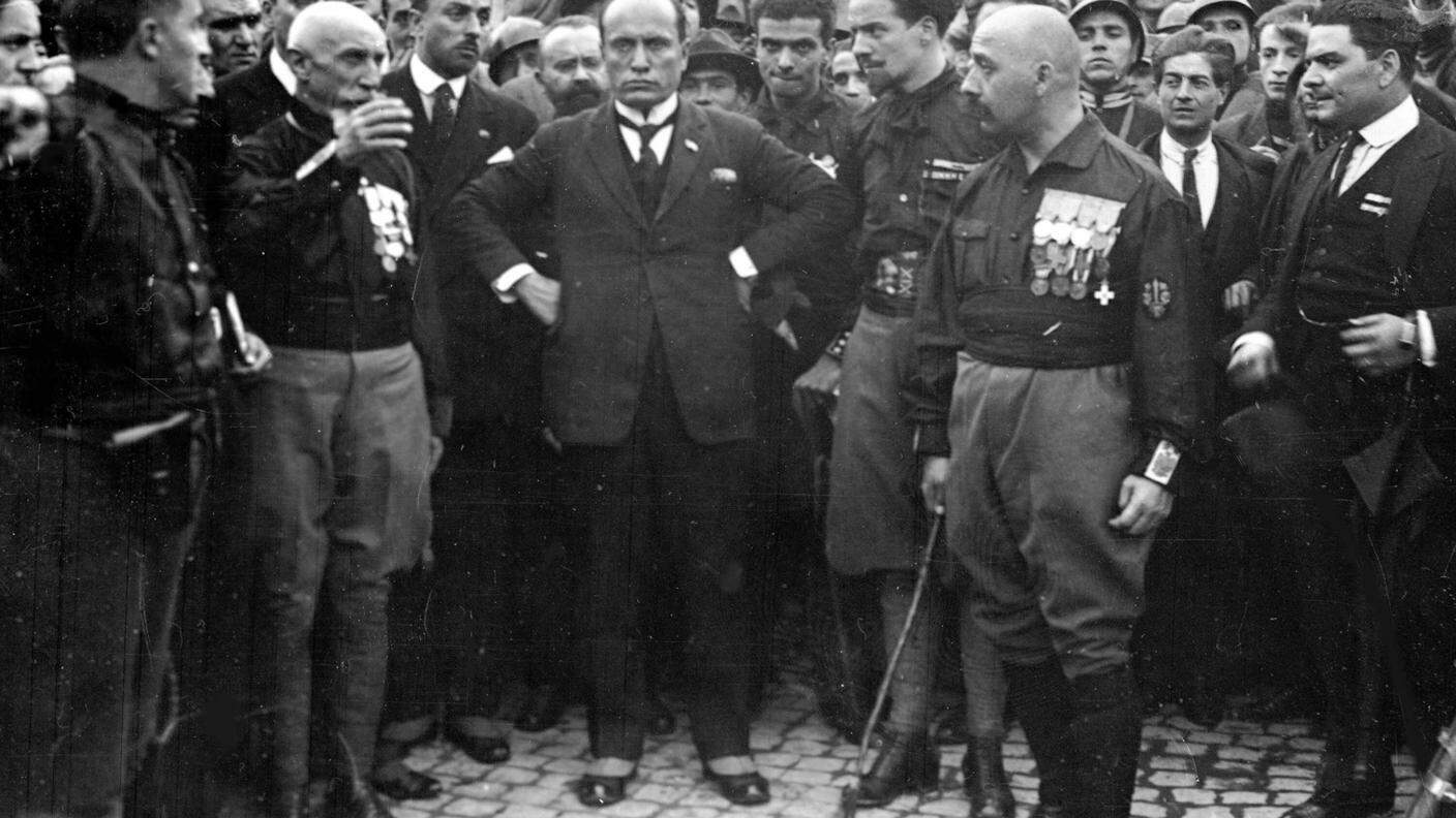 Il leader fascista italiano Benito Mussolini, al centro, mani sui fianchi, con membri del Partito Fascista, a Roma, Italia, 28 ottobre 1922, dopo la loro marcia su Roma