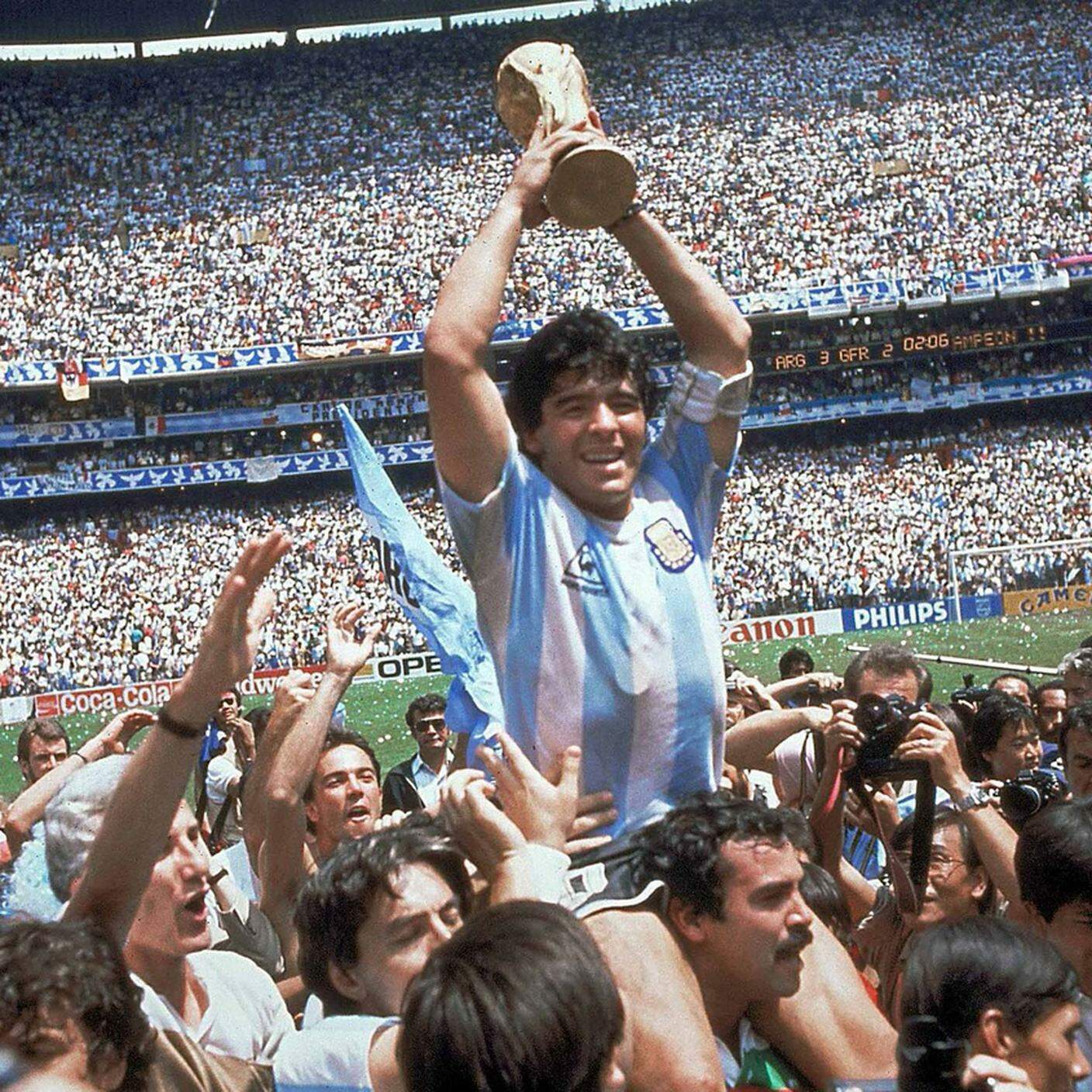 Maradona, nel 1986, alza la Coppa del Mondo, vinta dopo aver sconfitto la Germania Ovest