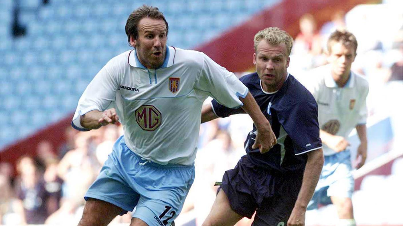 Paul Merson con la maglia dell'Aston Villa