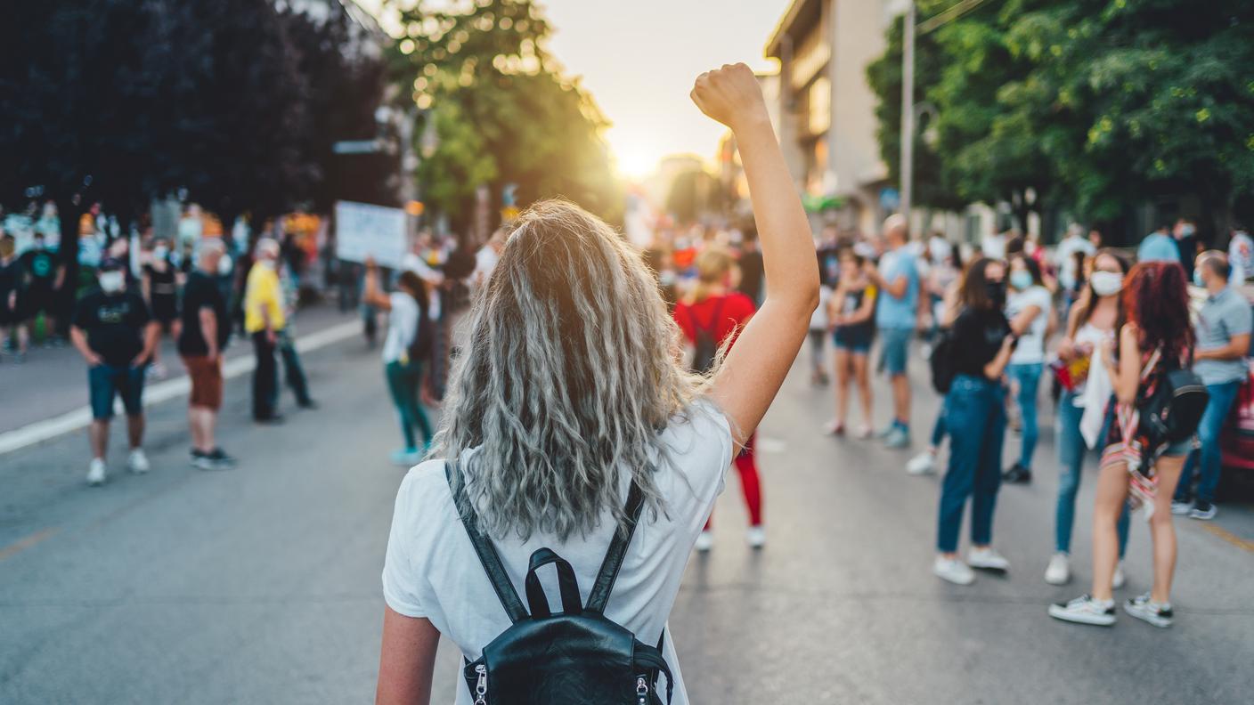 iStock-Giovane manifestante alzando il pugno - Serbia, Dimostrazione di protesta, Donne, Antirazzismo, Diritti delle donne