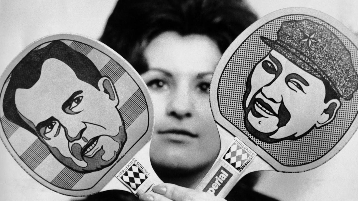 Diplomazia del ping pong, sulle racchette i presidenti Nixon (a sinistra) e Mao Zedong (a destra)
