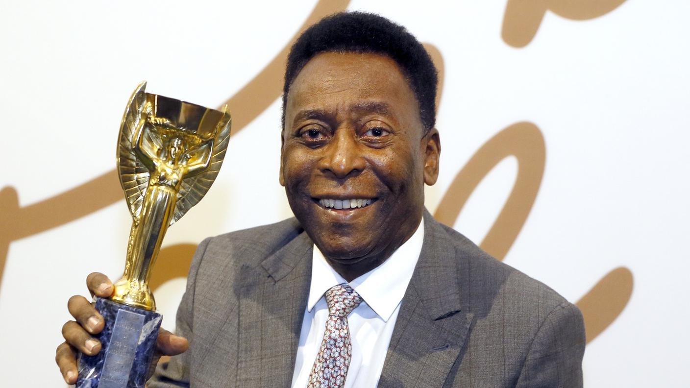 Pelè con in mano la vecchia Coppa Rimet