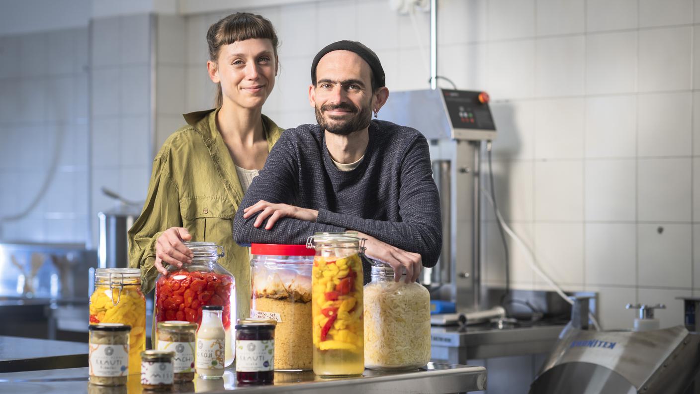 Berzona: Semper Vivum Fermenti. Nella foto Nina e Manuel nel loro laboratorio a Berzona, specializzato in alimenti e condimenti fermentati.