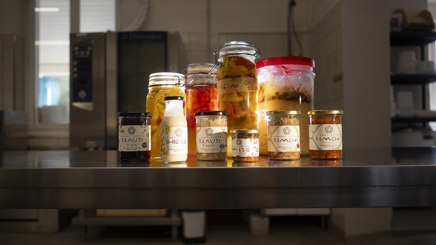 Berzona: Semper Vivum Fermenti. Nella foto alcuni prodotti di Nina e Manuel nel loro laboratorio a Berzona, Miso fermentato, specializzato in alimenti e condimenti fermentati.