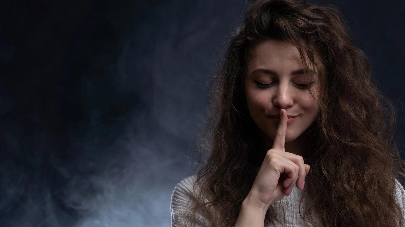 silenzio, segreto, making silence sign.jpg