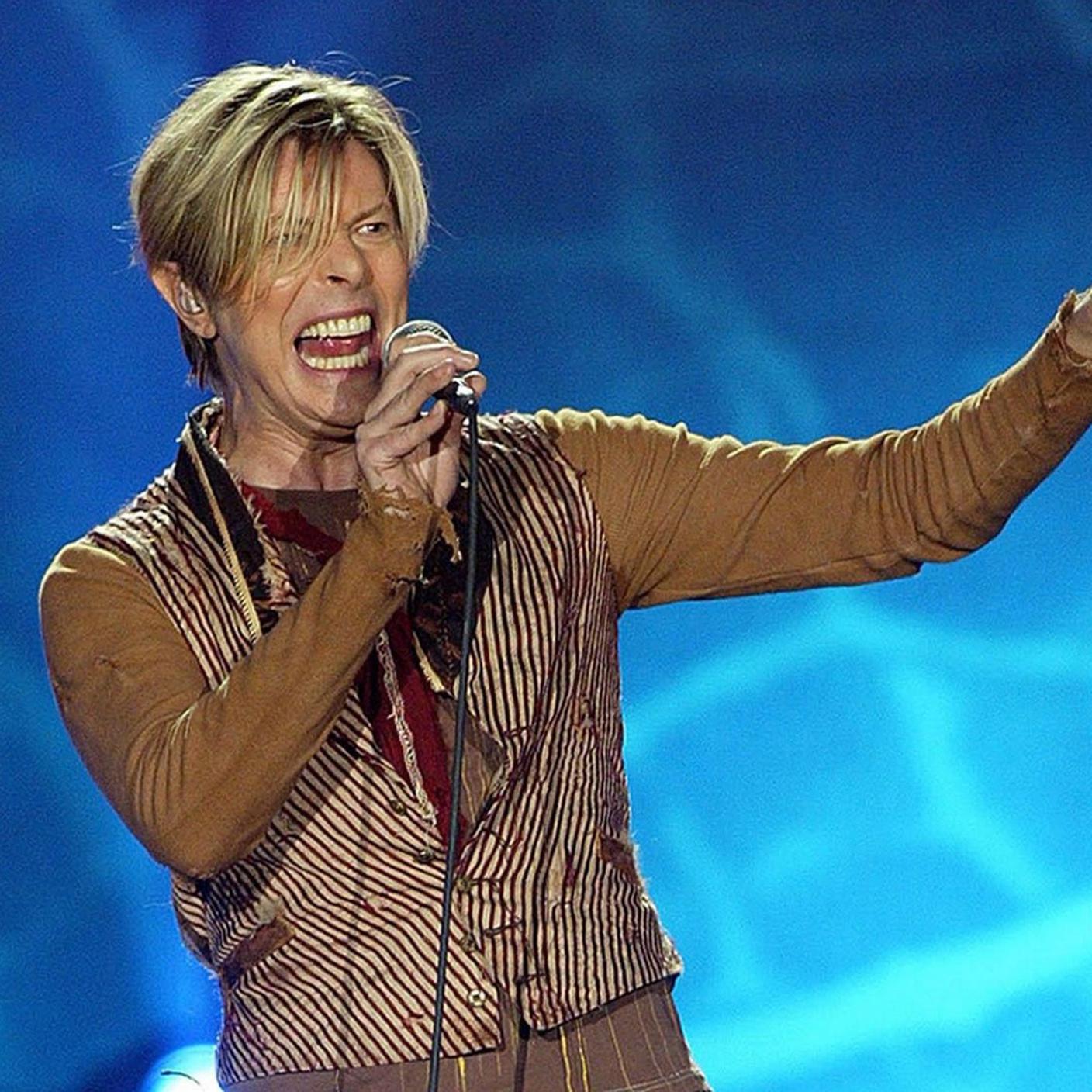 David Bowie in concerto a Manchester nel 2003