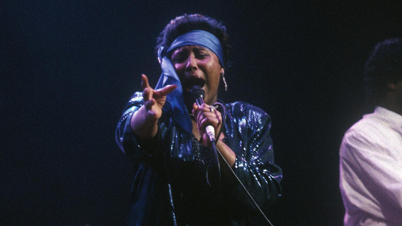 Juliet Roberts.jpg