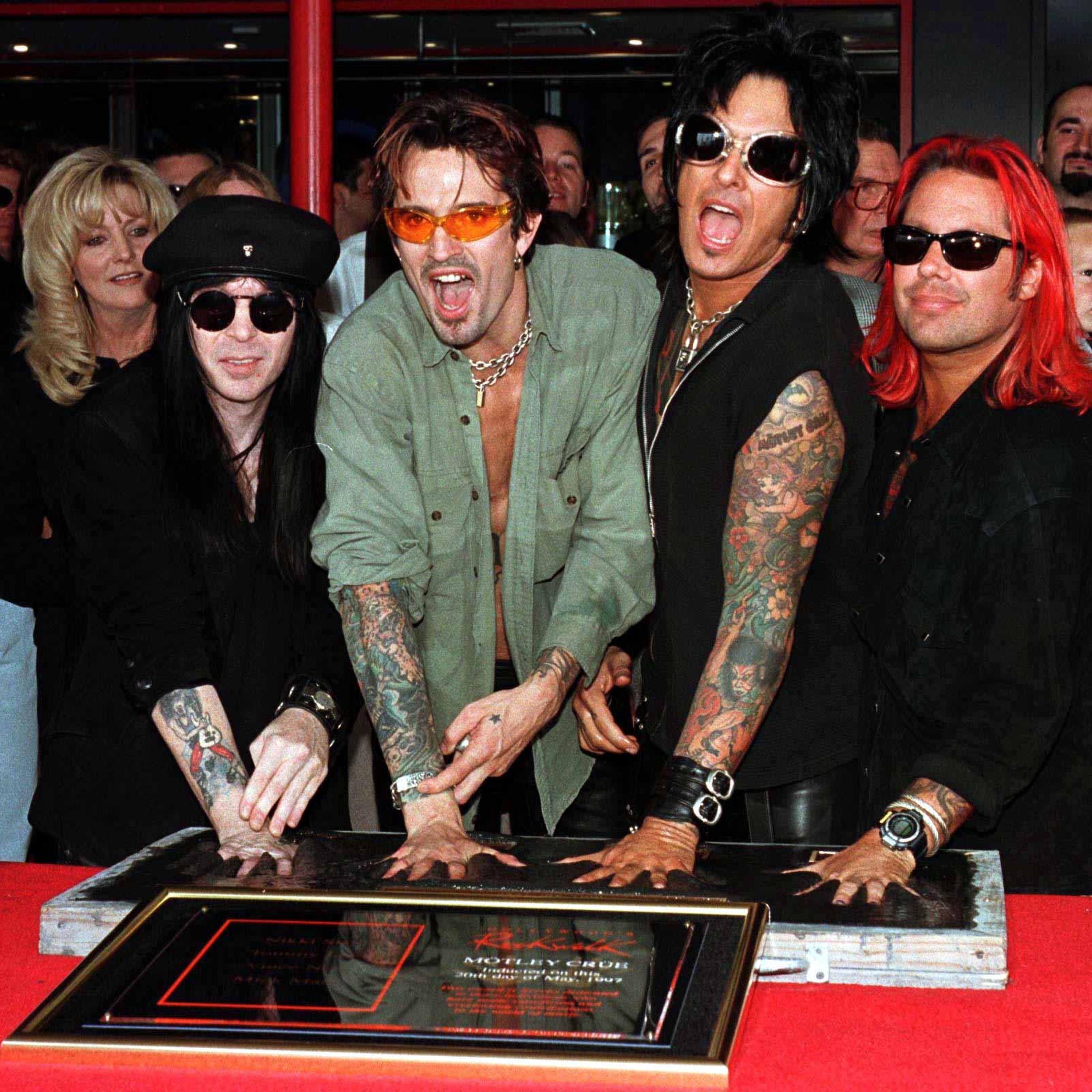 Motley Crue, Saints of Los Angeles episode artwork