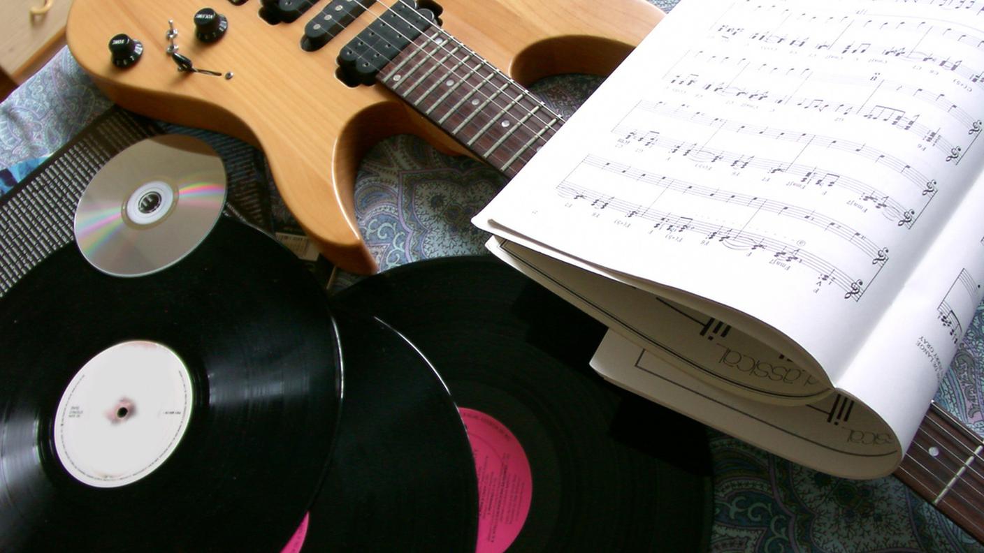 Vinile, Lp, Cd, musica e chitarra, dischi 33 giri, 45 giri, chitarra, spartito