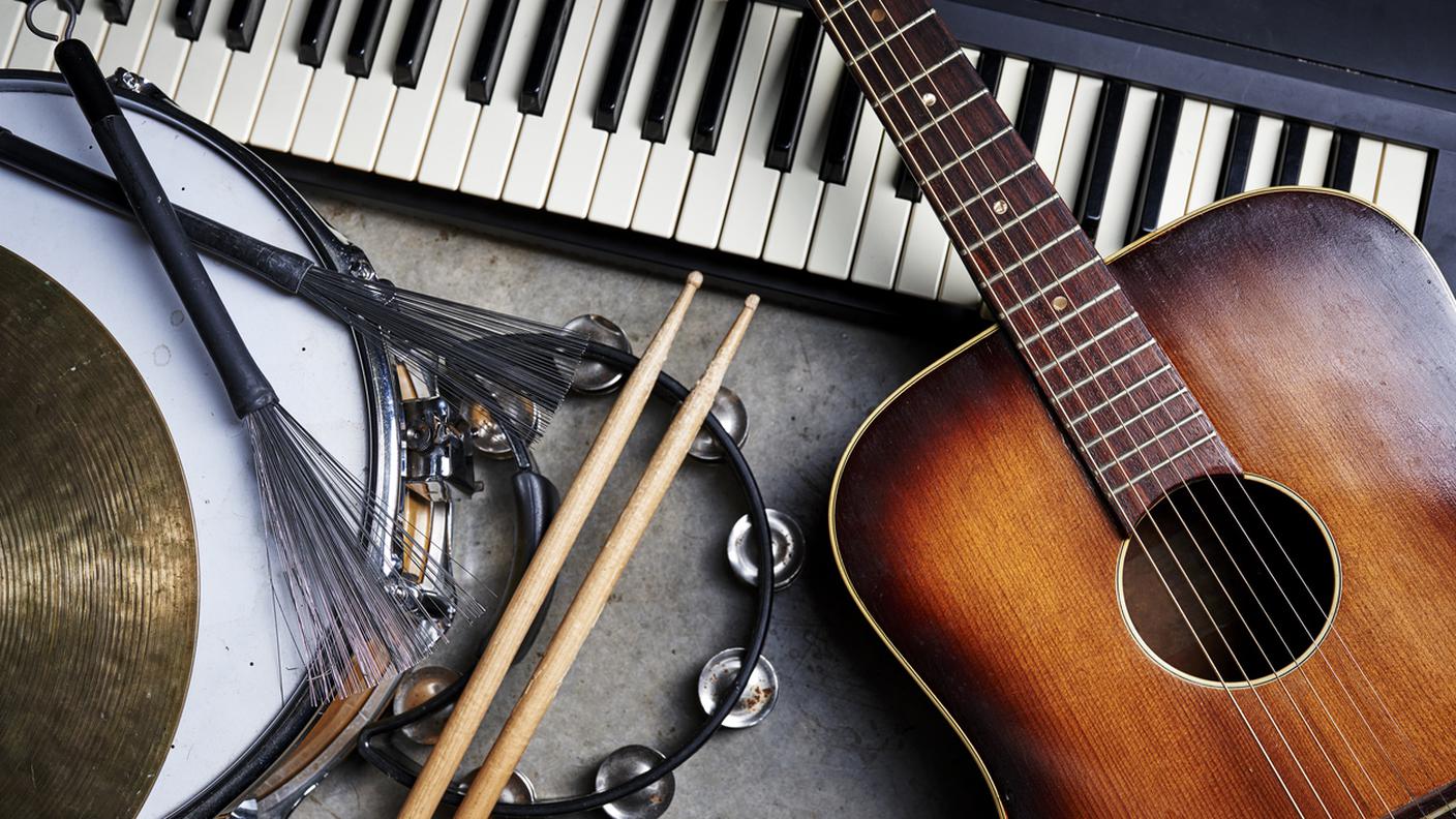 strumenti musicali, chitarra, tamburo, tastiera