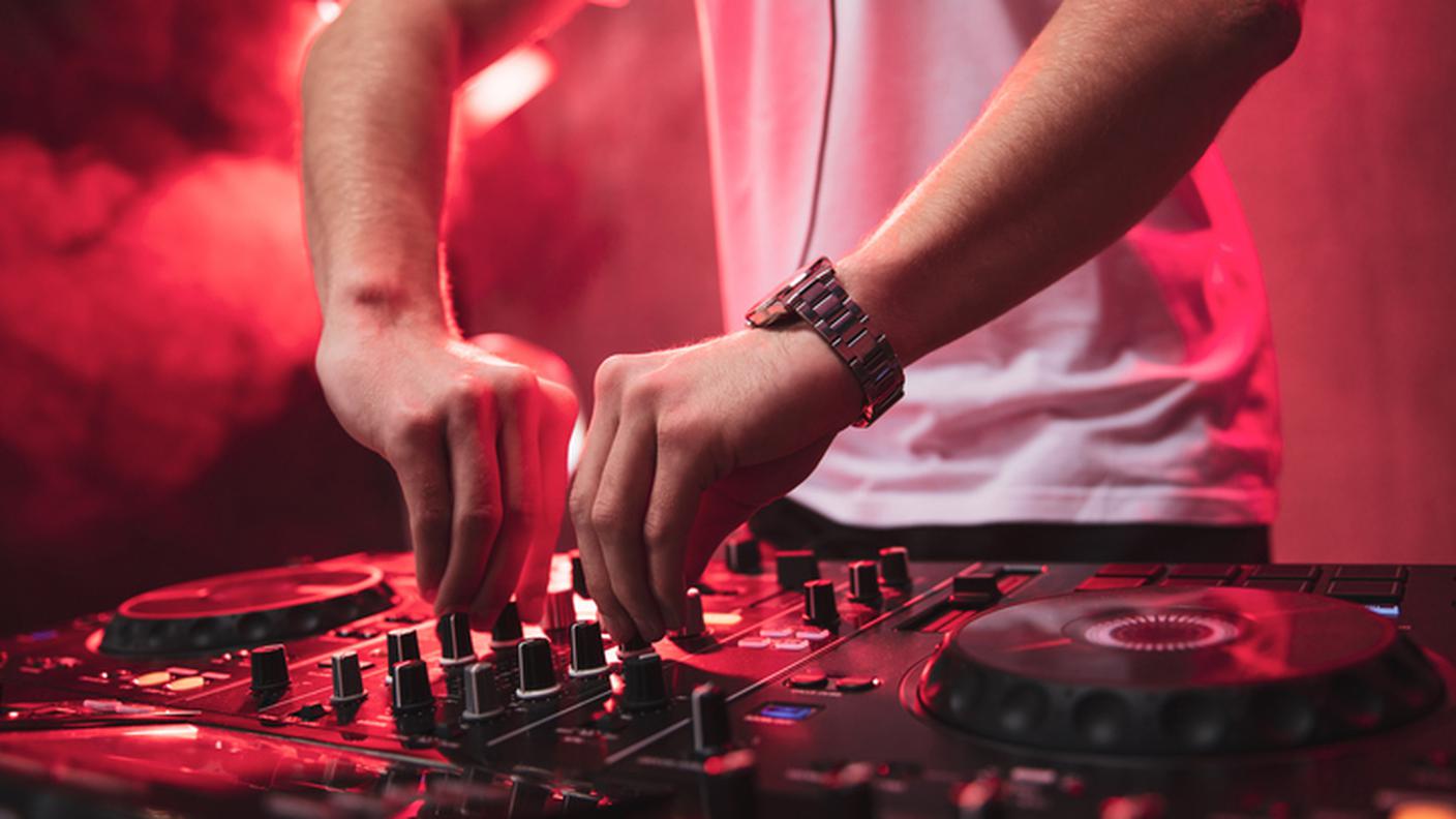 DJ