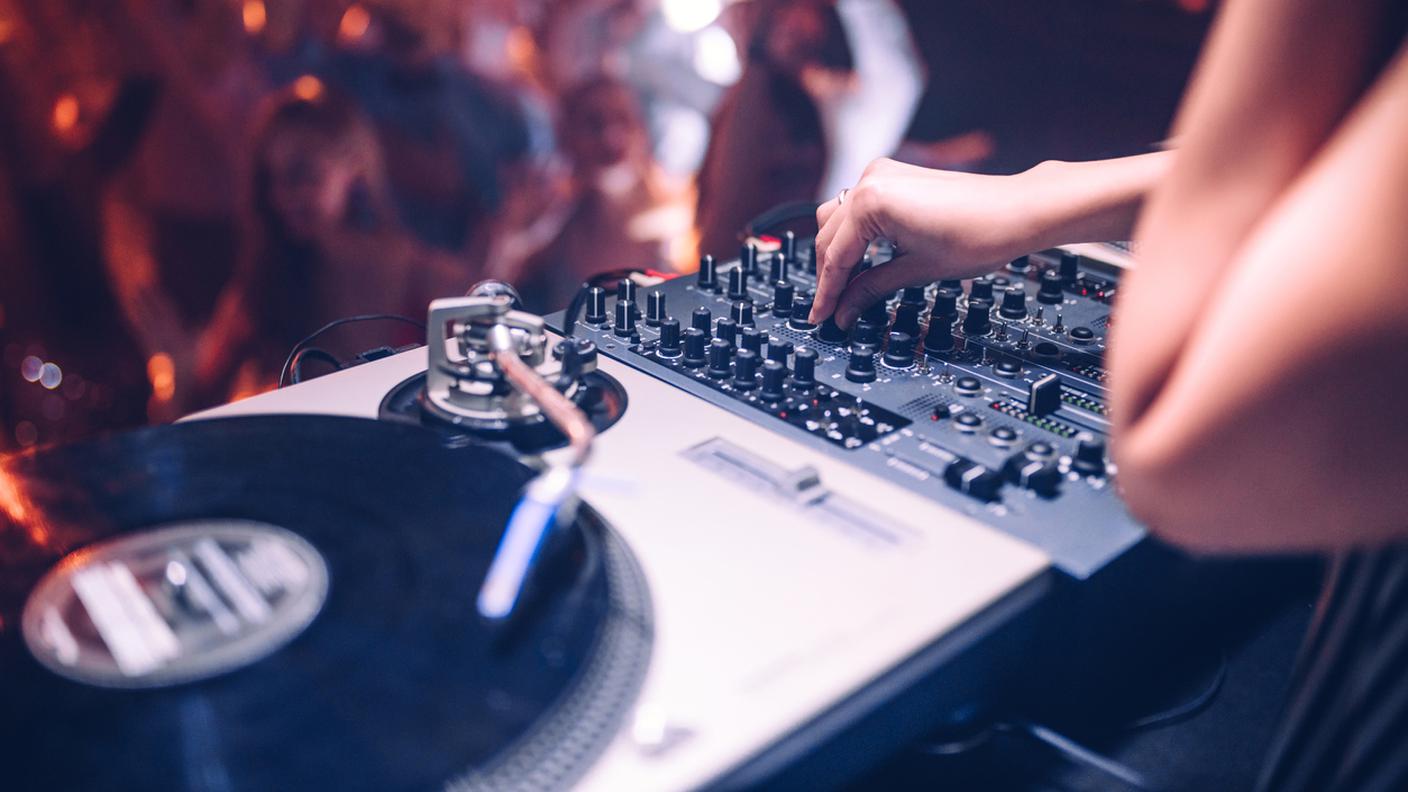iStock-Ballo da discoteca, Germania, Serbia, DJ, Party