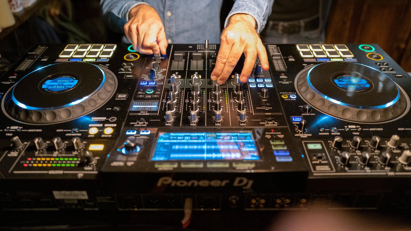 DJ.jpg