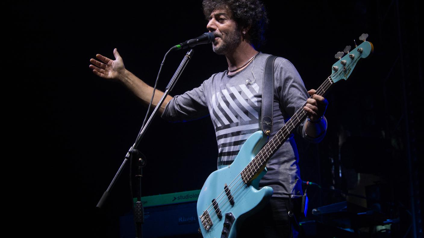 Max Gazzè mentre suona al "Borderlive Festival" di Chiasso
