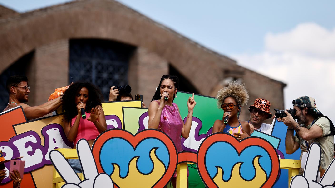 Elodie in esibizione al Pride di Roma, giugno 2022