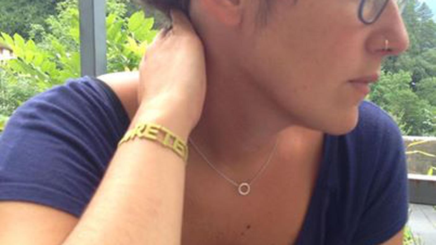 Alice sfoggia il gadget di Rete Tre