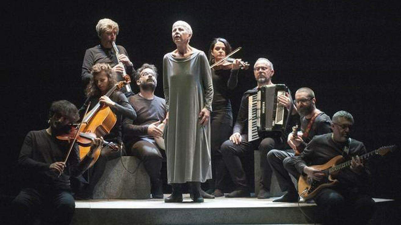 Ottavia Piccolo e l'Orchestra Multietnica di Arezzo .jpg
