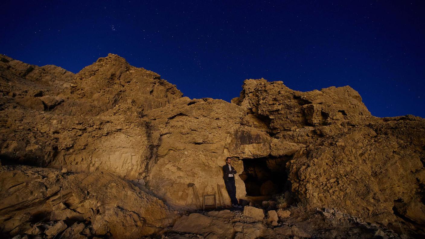 Il prof. Marcello Fidanzio all'entrata della grotta 11 di Qumran riscavata da FTL e USI nel 2017 (Giorgio Skory).