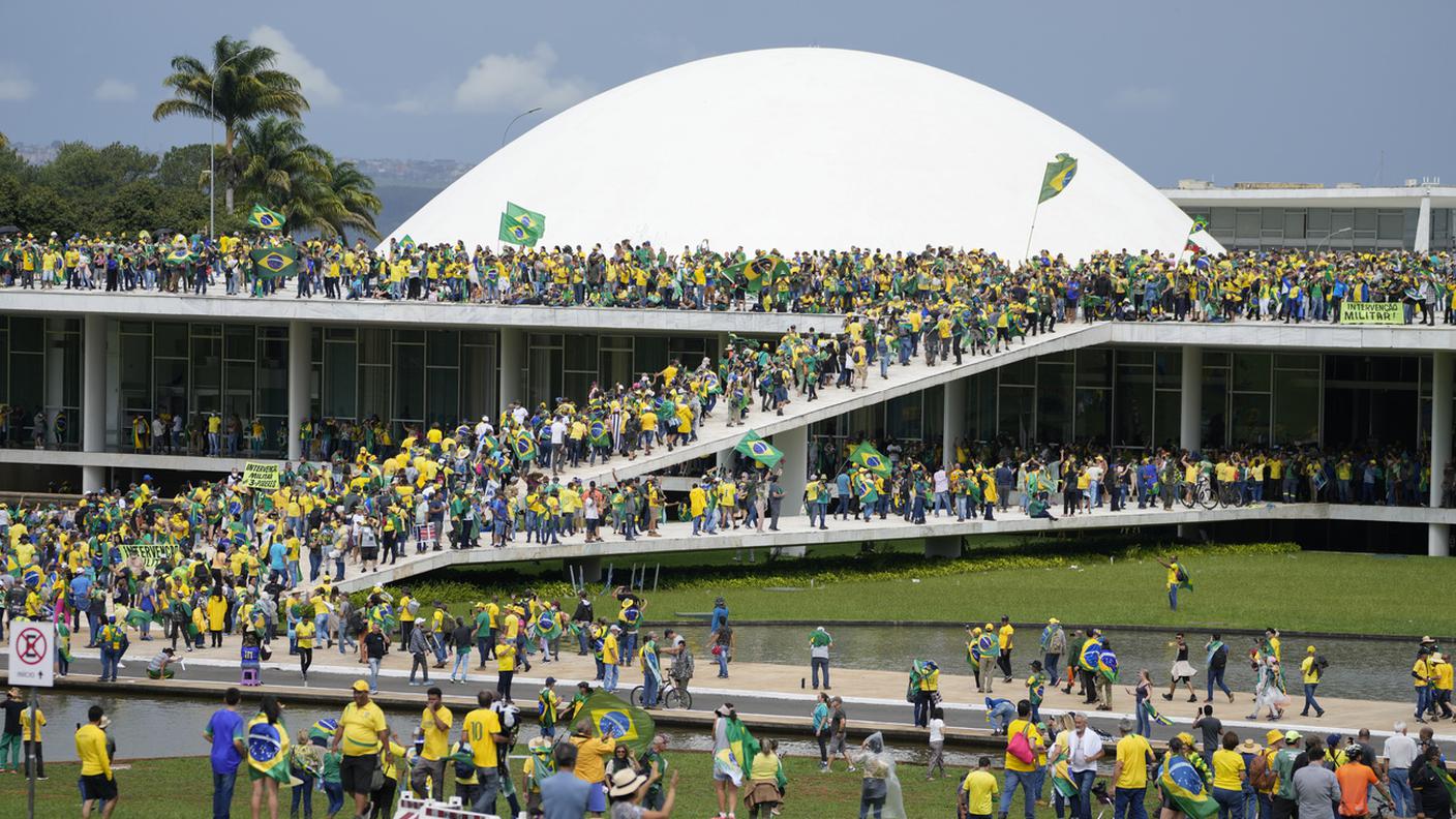 Sostenitori di Bolsonaro assaltano il Palazzo del Congresso di Brasilia