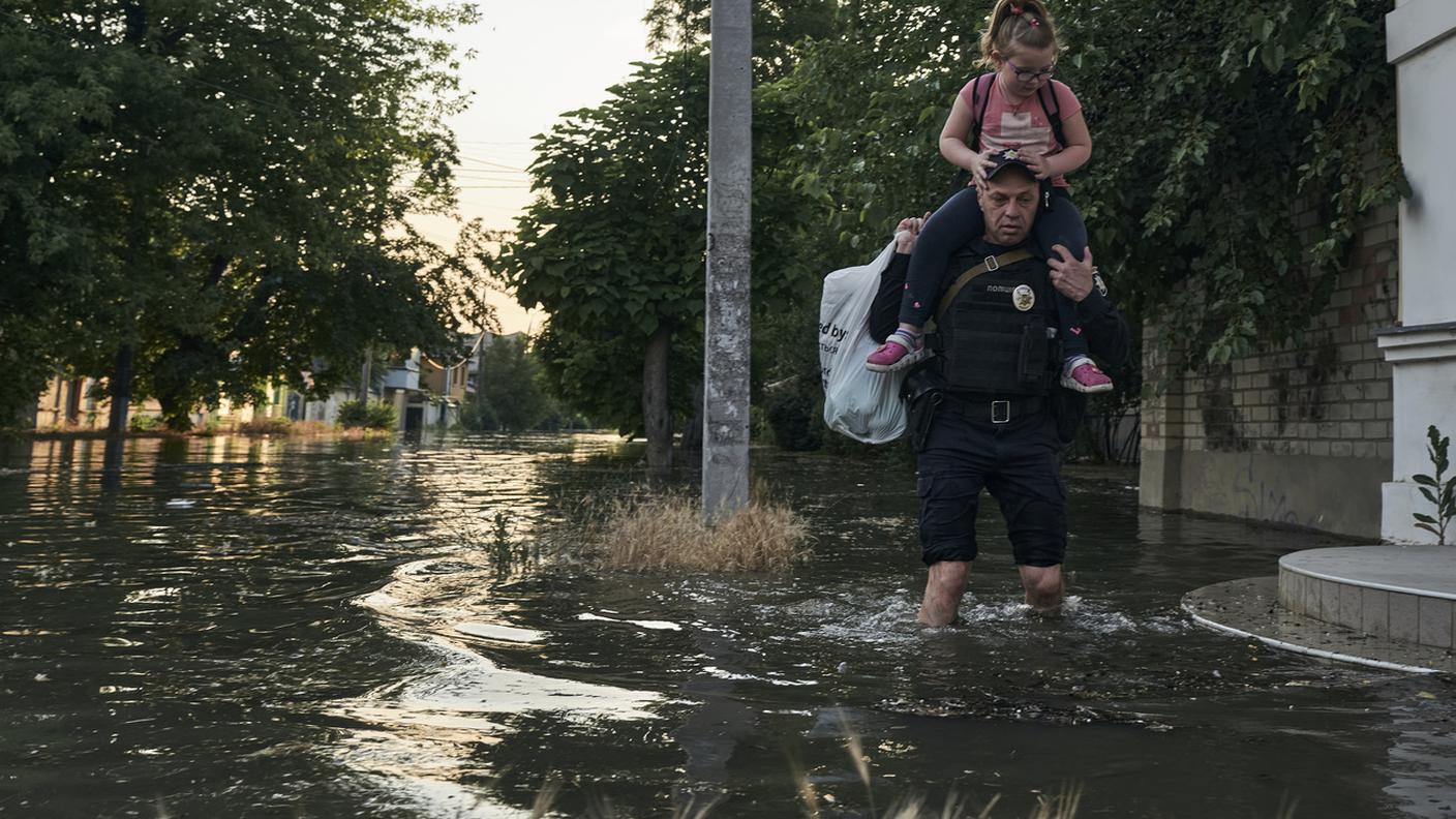 In fuga dall'acqua, Kherson 6 giugno 2023.jpg