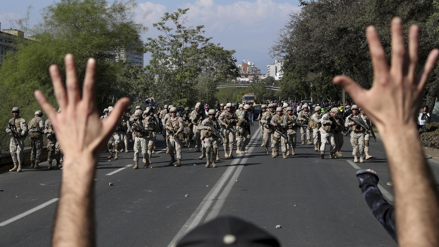 Un manifestante in strada