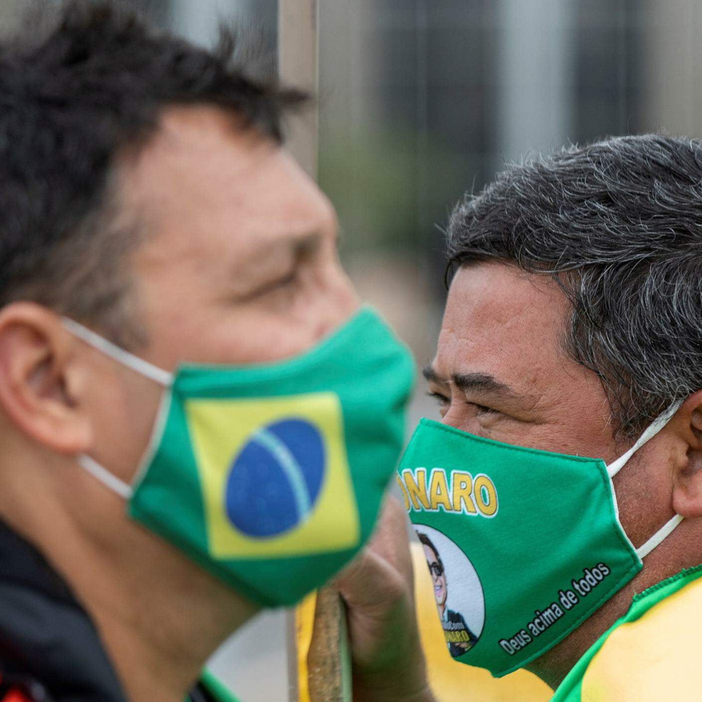 I supporter del presidente Bolsonaro si proteggono