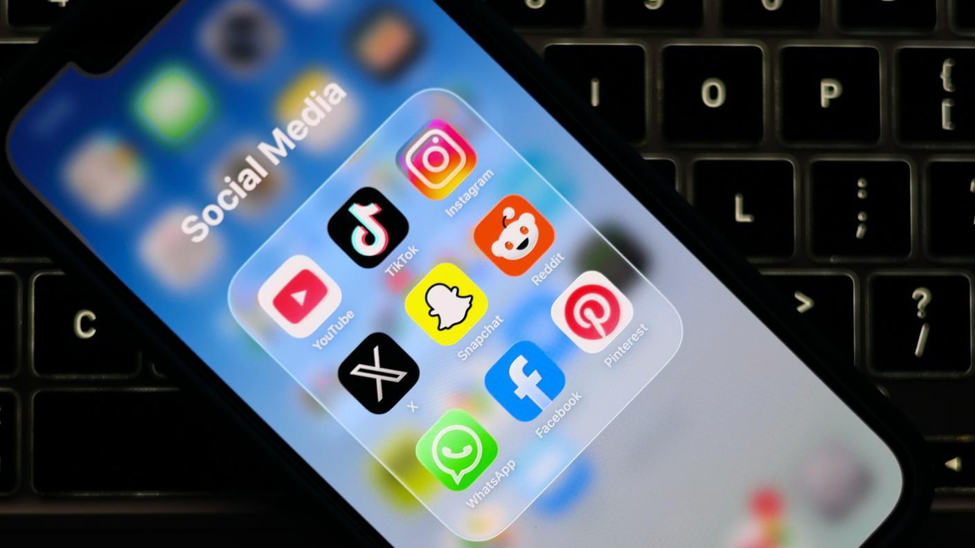 Social media e telefoni sotto l'occhio della politica