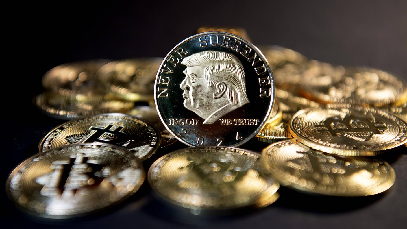 L'asset digitale Trumpcoin raffigurato come una moneta accanto ai Bitcoin