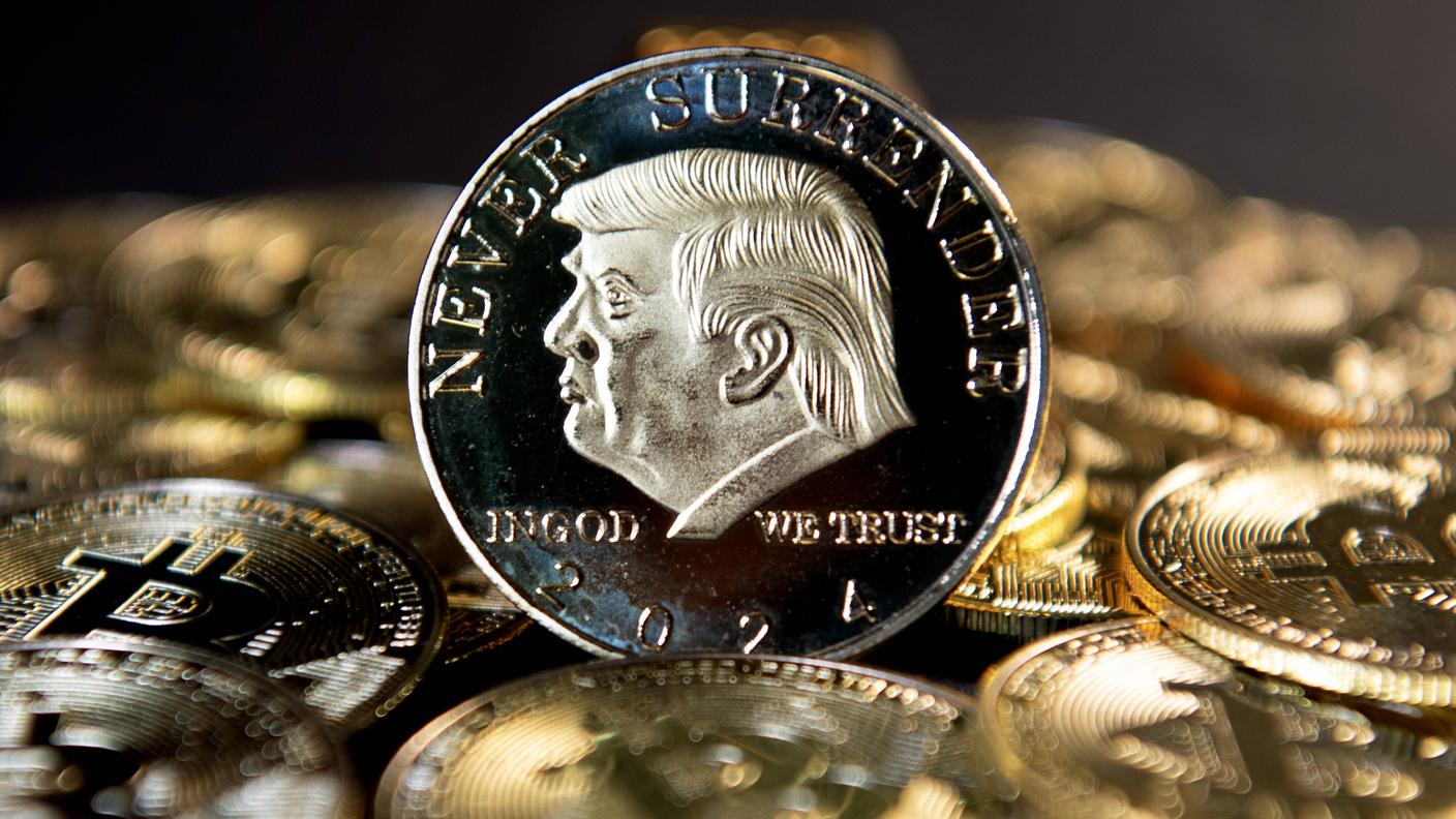 L'asset digitale Trumpcoin raffigurato come una moneta accanto ai Bitcoin