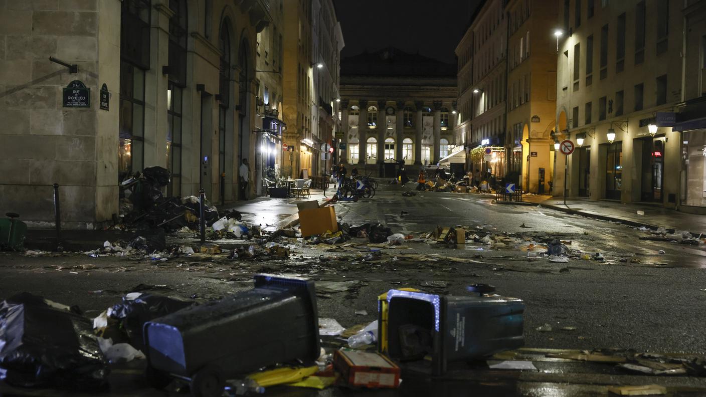 Rifiuti incendiati dai manifestanti, Parigi 23 marzo 2023.jpg