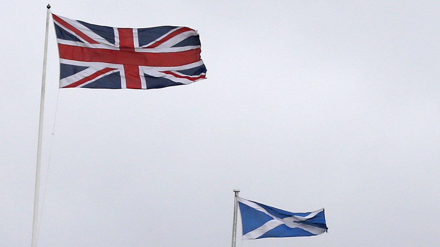 La bandiera inglese e scozzese sventolano già lontane tra loro