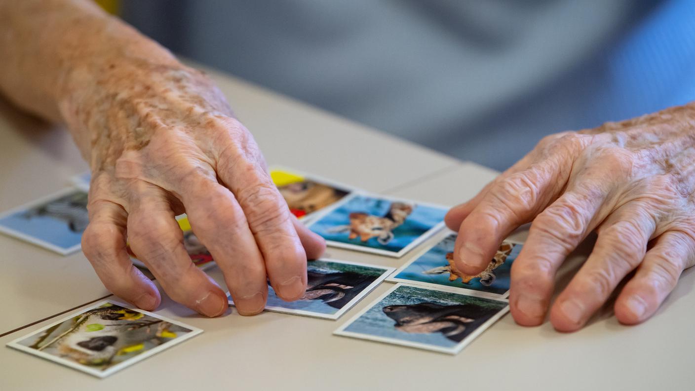Mani anziano memory alzheimer.jpg