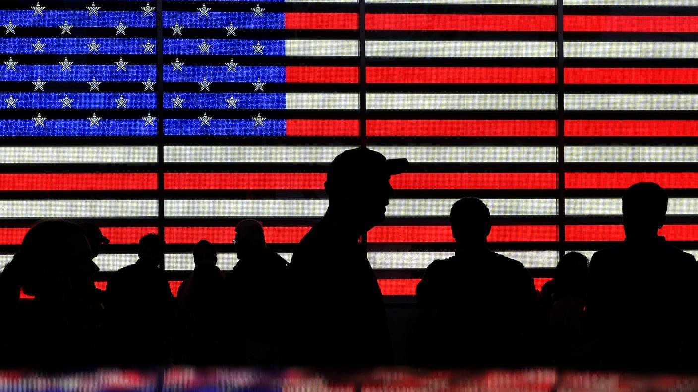 Profili persone davanti led bandiera USA Times Square.jpg