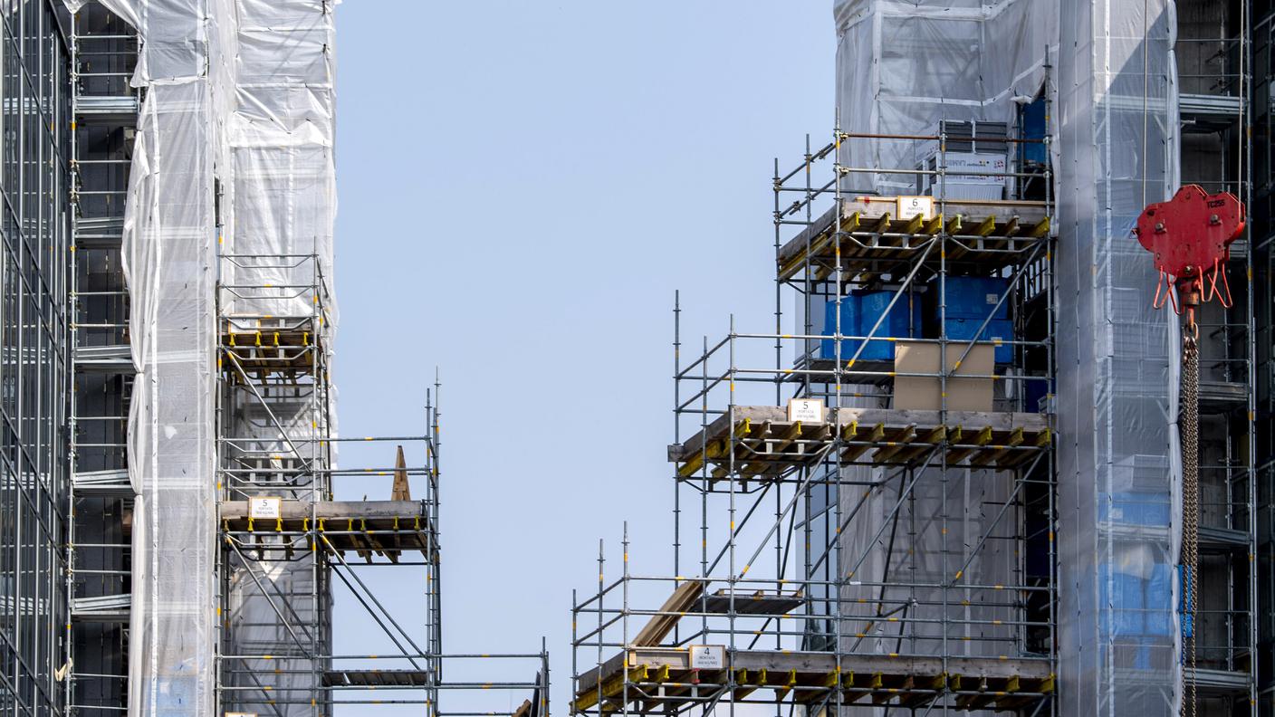 Nella foto ponteggi e immobili in costruzione a Chiasso