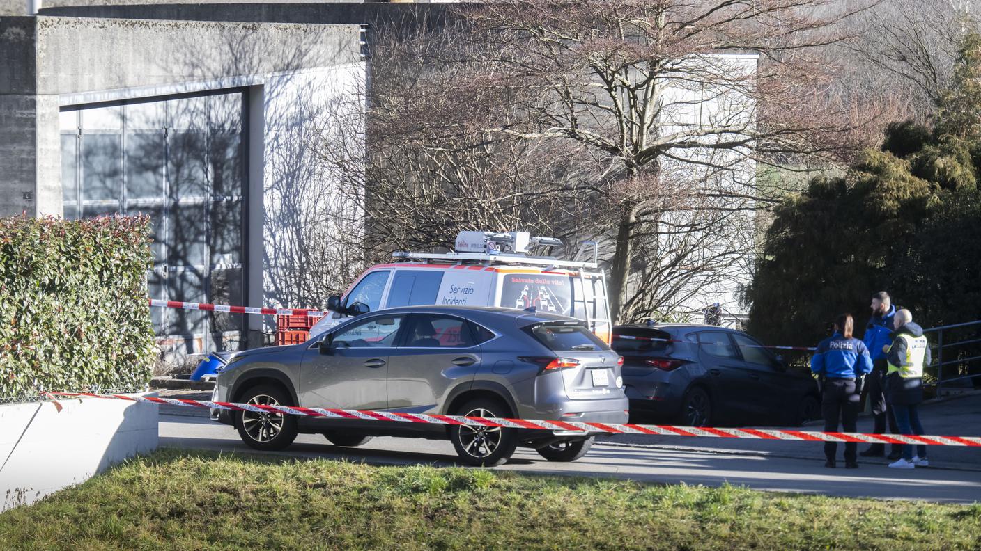 Nella foto una veduta esterna dellarea in Via Nos bloccata dalla polizia