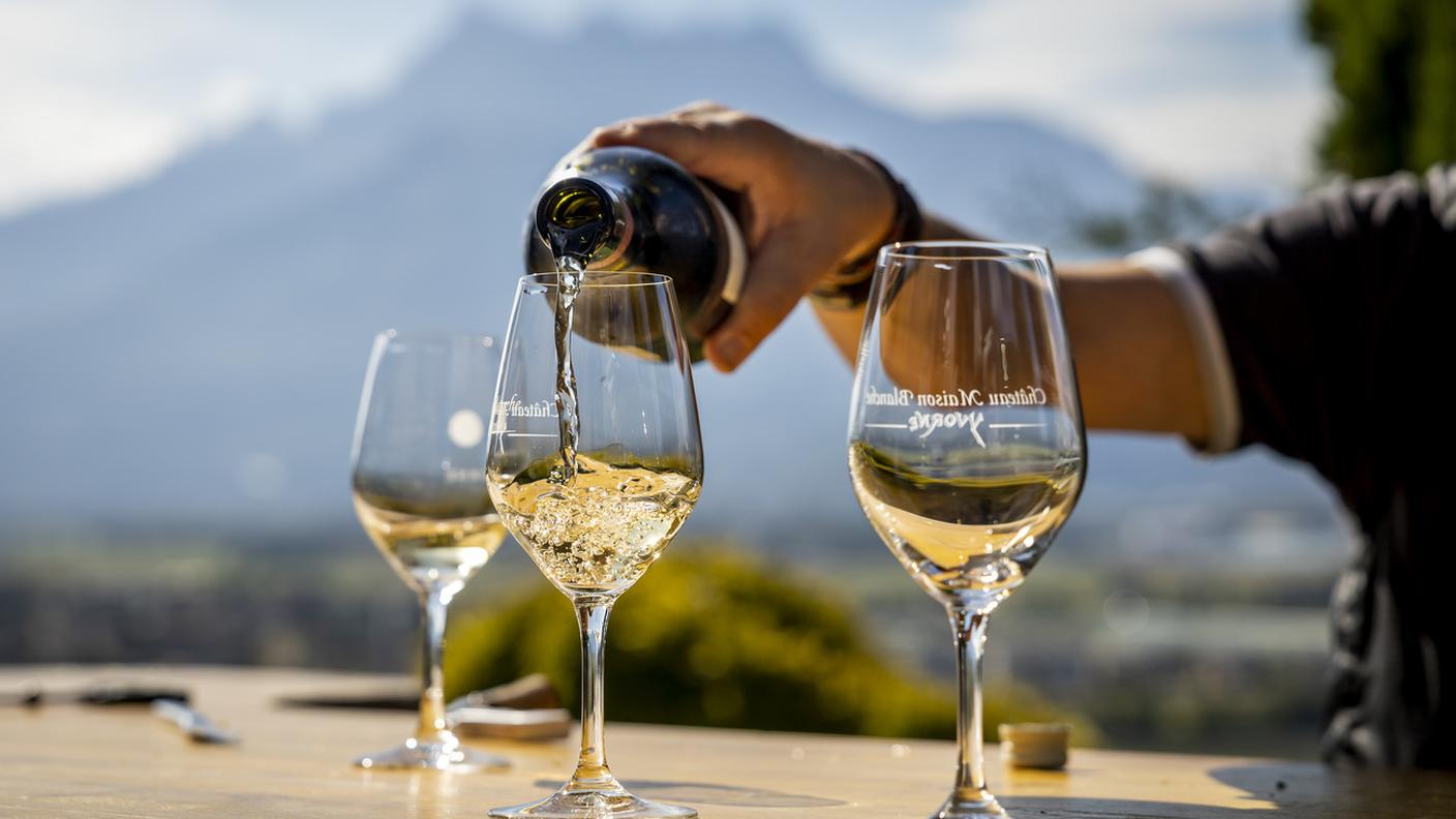 Cala ancora il consumo di vino in Svizzera ma si vendono bene i bianchi nazionali