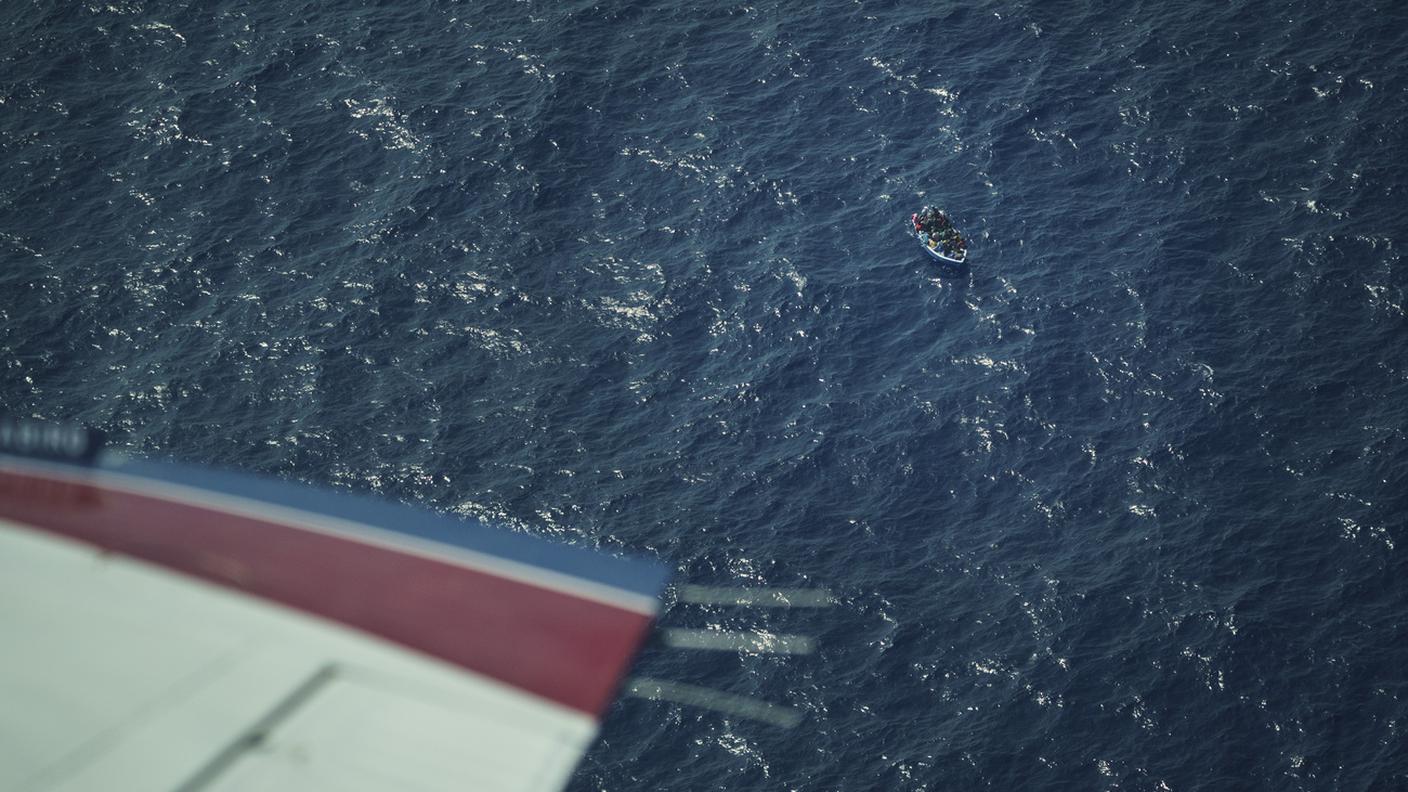 Un battello di migranti visti da un Aircraft. Ce ne parla Renato Sarti.jpg