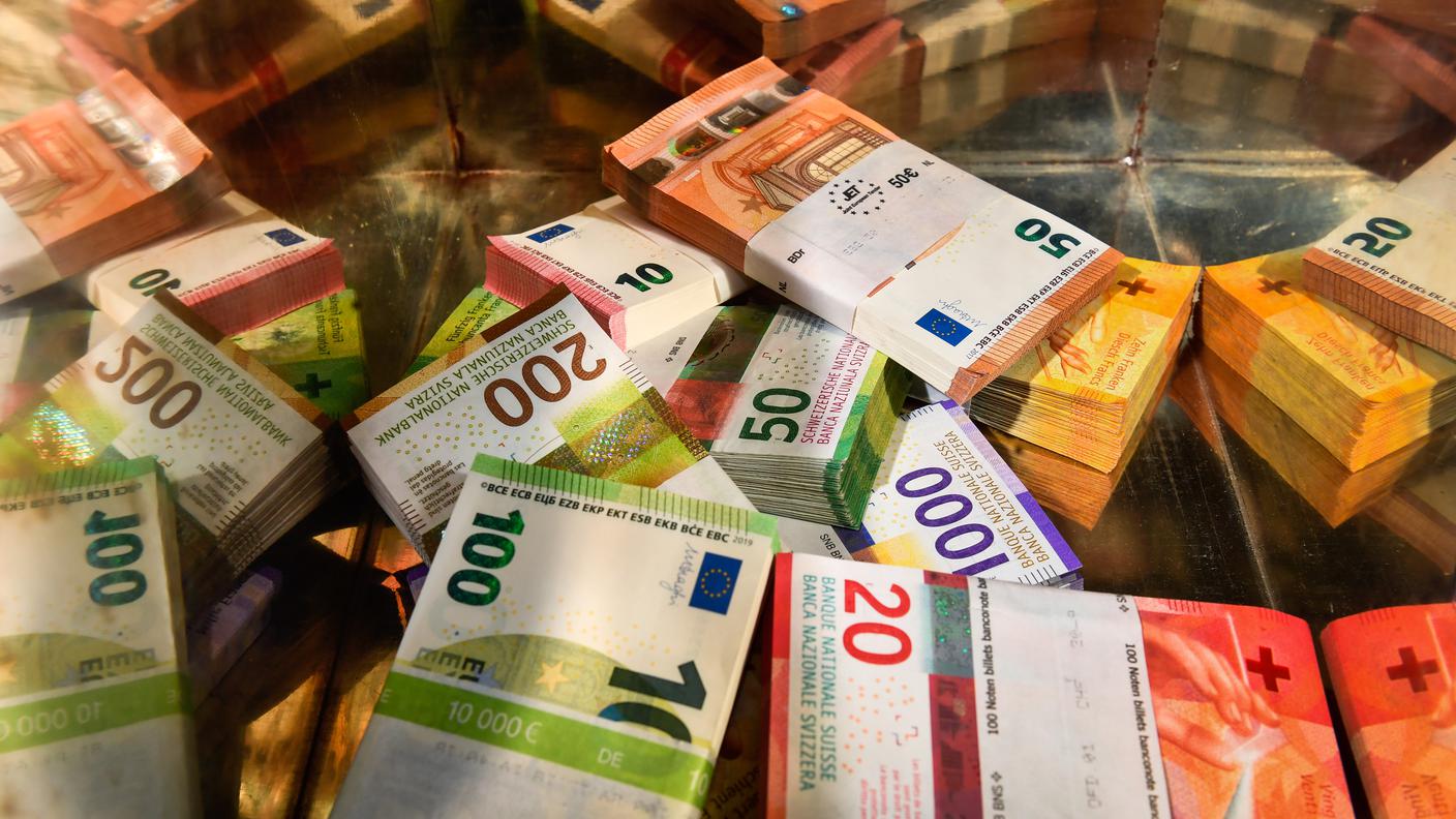 Euro perde terreno sul franco svizzero