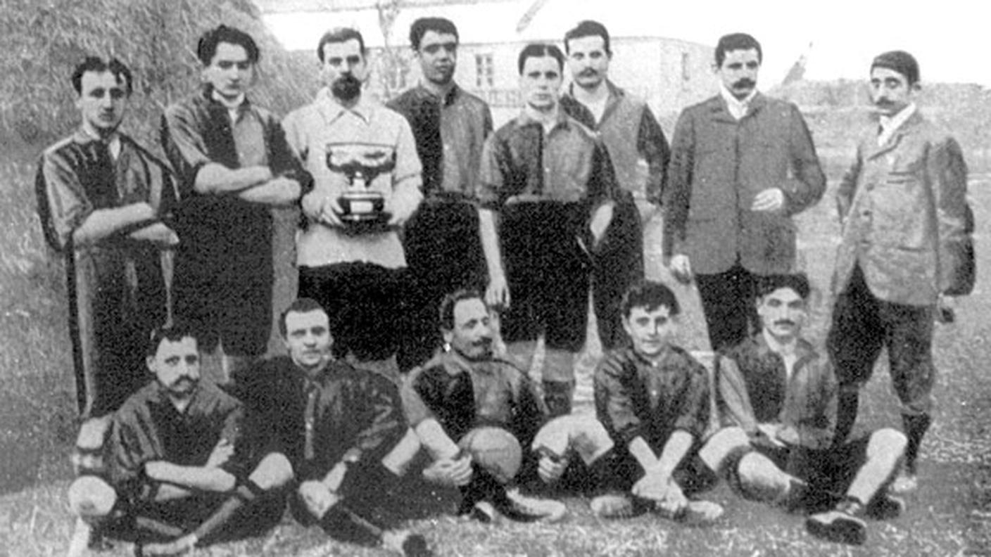 Il Genoa campione d'Italia nel 1904. Dietro: Edoardo Pasteur, Karl Senft, James Richardson Spensley, Howard Passadoro, Paolo Rossi, Étienne Bugnion, Sutter (arbitro), Parodi (guardalinee). Davanti: Joseph William Agar, Giovanni Foffani, Henri Arthur Dapples, Montaldi, Ernesto "Enrico" Pasteur